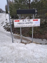 Pieksuhiihtojen mainos 67:n varrella