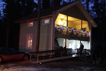 Mökki "juhlavalaistuksessa"