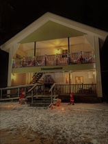 Paulapieksujen maja jouluvalaistuksessa