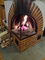 Takkatuli antoi miellyttävän lämmön pirtin sisälle