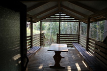 Korsusaunan uusittu terassi tarjoaa oivat puitteet vilvoitteluun