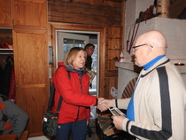 Lakeuden ladun puheenjohtaja Esko Vieri yhdessä Paula Vierin kanssa onnitteluvuorossa.