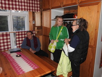 Päällystakit pois ja eikun juhlimaan.