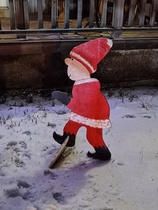 Tonttukin näyttäytyi pihapiirissä