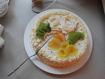 Kauniisti koristeltu ja herkullinen täytekakku 20-vuotisjuhlien kunniaksi.