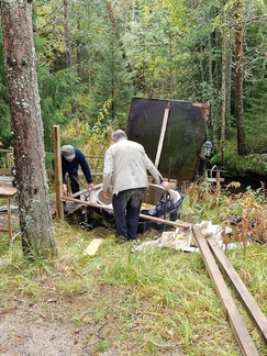 Päivän aikana tehtiin paljon muutakin. Tässä kuvassa Vesa ja Jukka uusivat pumppukaivon katoksen