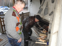 Viralliset makkaramestarit Raimo Patala ja Lassi Välkkilä työntouhussa.