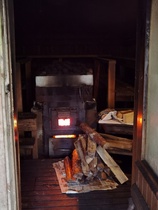 Korsusaunan kiuas kuumenee