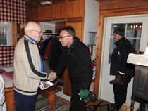 Monivuotiset toimentarkastajat Veli-Matti Vainionpää ja Pentti Kuusinen onnitteluvuorossa.