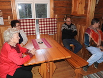 Myös keittiössä puhetta kuunnellaan.