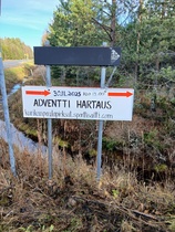 Kyltti adventtihartauteen 67:n varrella